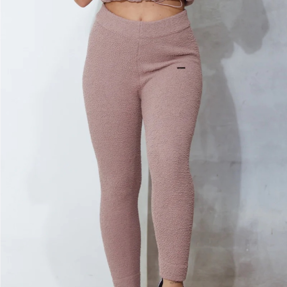 ECHT Small BRAND NEW fuzzy leggings
